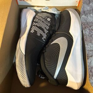 Nike Team Hustle 9 Sneakers Size
4.5 Y